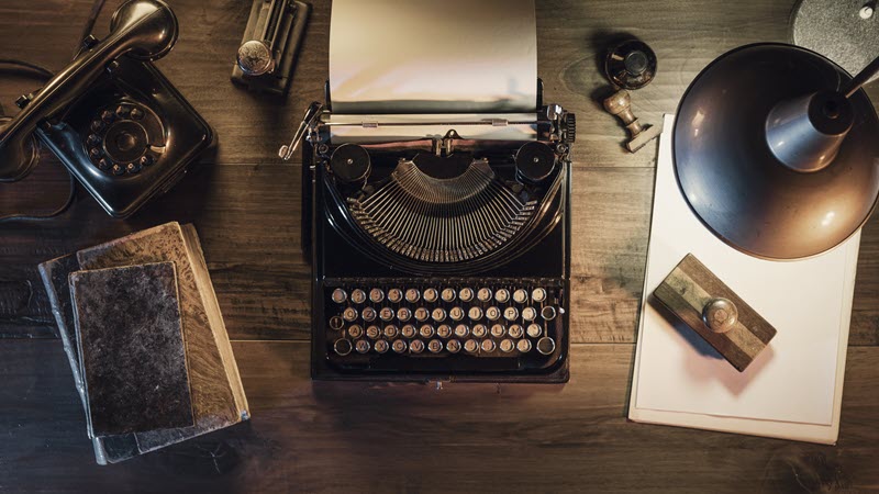 vintage-desktop-with-typewriter-and-tel